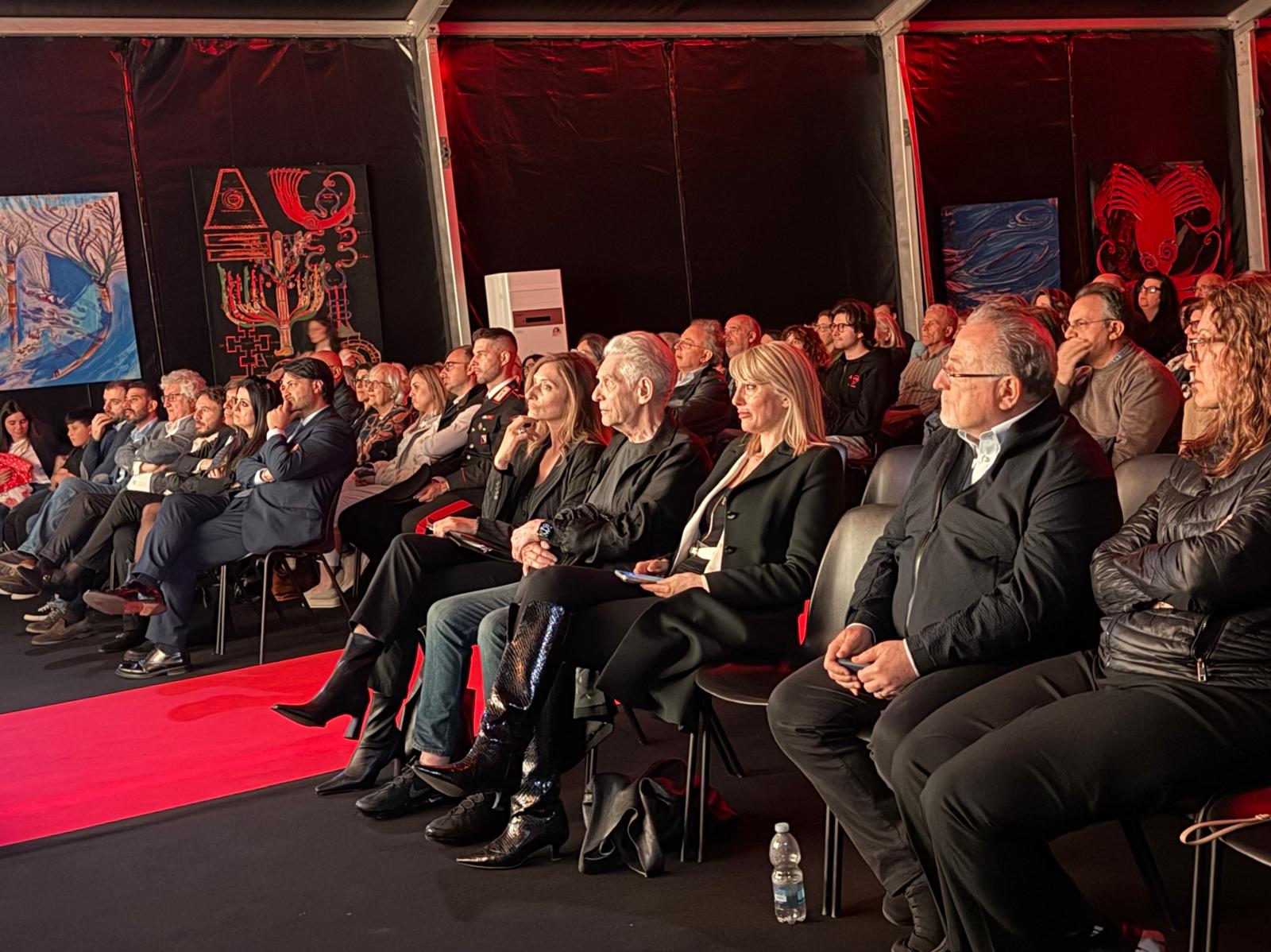 Festival Internazionale delle Arti di Celico, all’Unical gli studenti incontrano David Cronenberg: “Il digitale? Meglio della Pellicola”. Ieri anteprima assoluta del promo “The Flesh and the Soul”, un film documentario sul regista canadese, girato anche a Celico